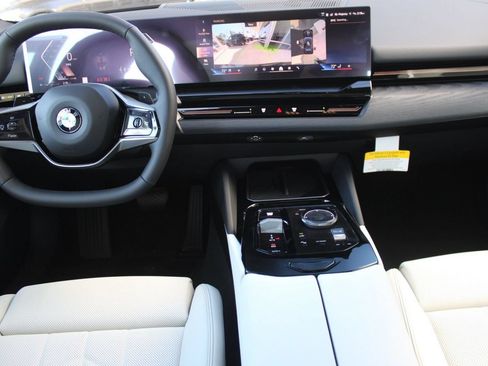 Used 2026 BMW 530i w/ Premium Package RWD image 16