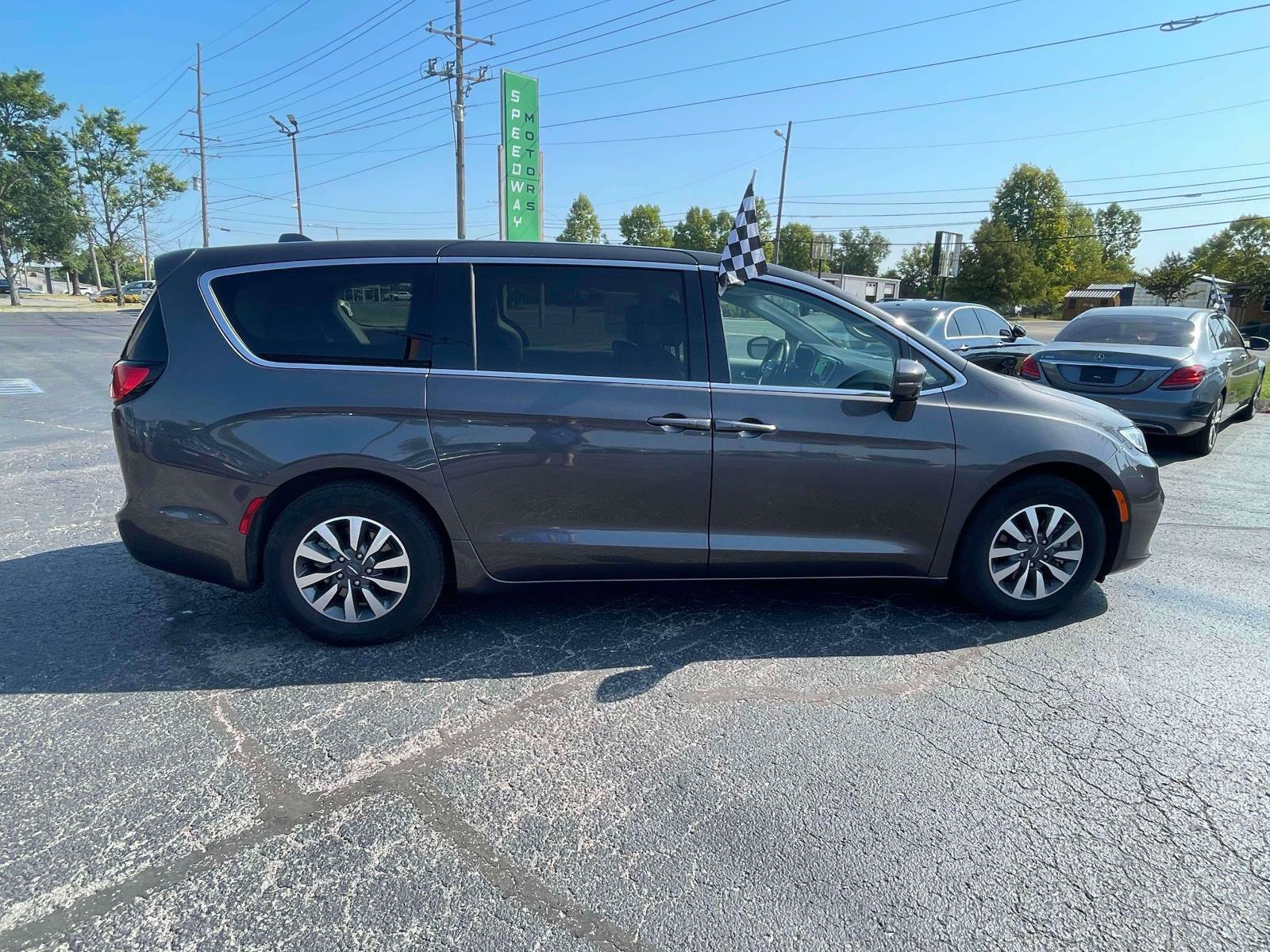 Used 2022 Chrysler Pacifica Touring-L w/ Uconnect Theater Family Group FWD image 10