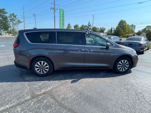 Used 2022 Chrysler Pacifica Touring-L w/ Uconnect Theater Family Group FWD image 10