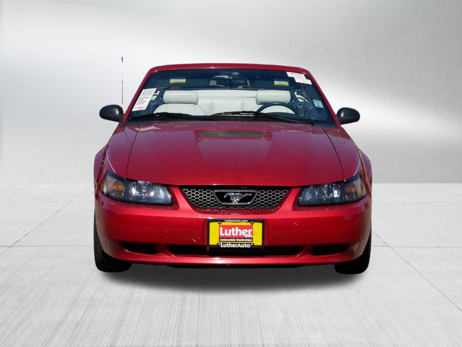 Used 2002 Ford Mustang Convertible RWD image 2
