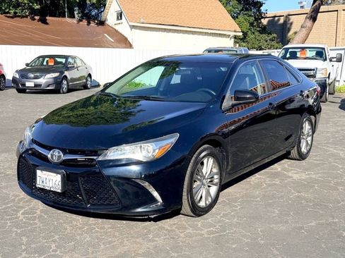 Used 2017 Toyota Camry SE image 3