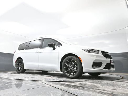 New 2026 Chrysler Pacifica Limited image 53