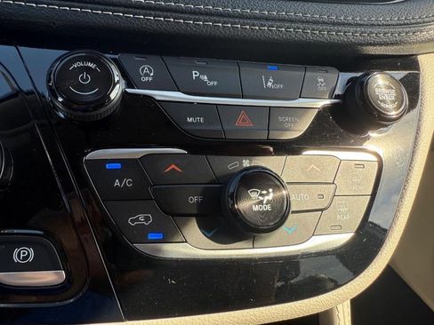 Used 2024 Chrysler Pacifica Limited FWD image 25