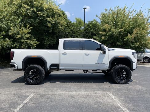 Used 2024 GMC Sierra 2500 AT4 w/ Technology Package AWD/4WD image 10