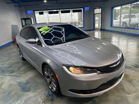 Used 2015 Chrysler 200 S image 9