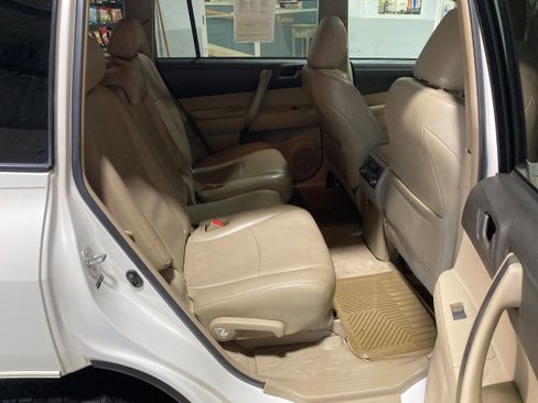 Used 2010 Toyota Highlander SE image 8