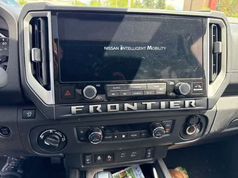 Used 2025 Nissan Frontier SL AWD/4WD image 9