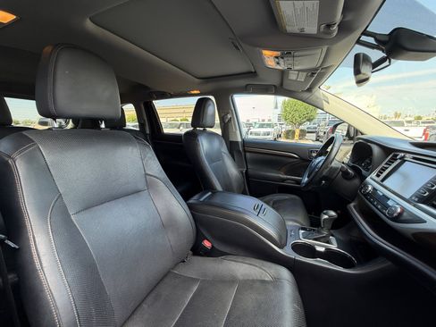 Used 2014 Toyota Highlander Limited w/ Driver Technology Package FWD image 19