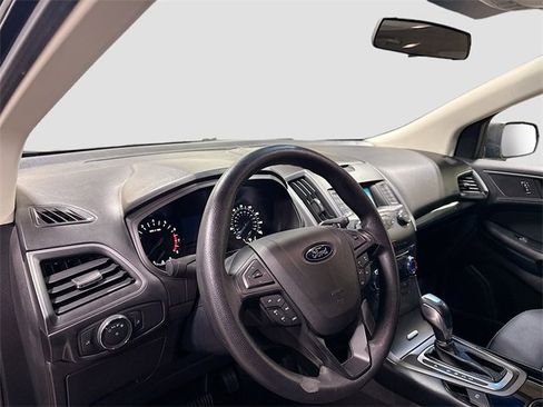 Used 2018 Ford Edge SE image 11