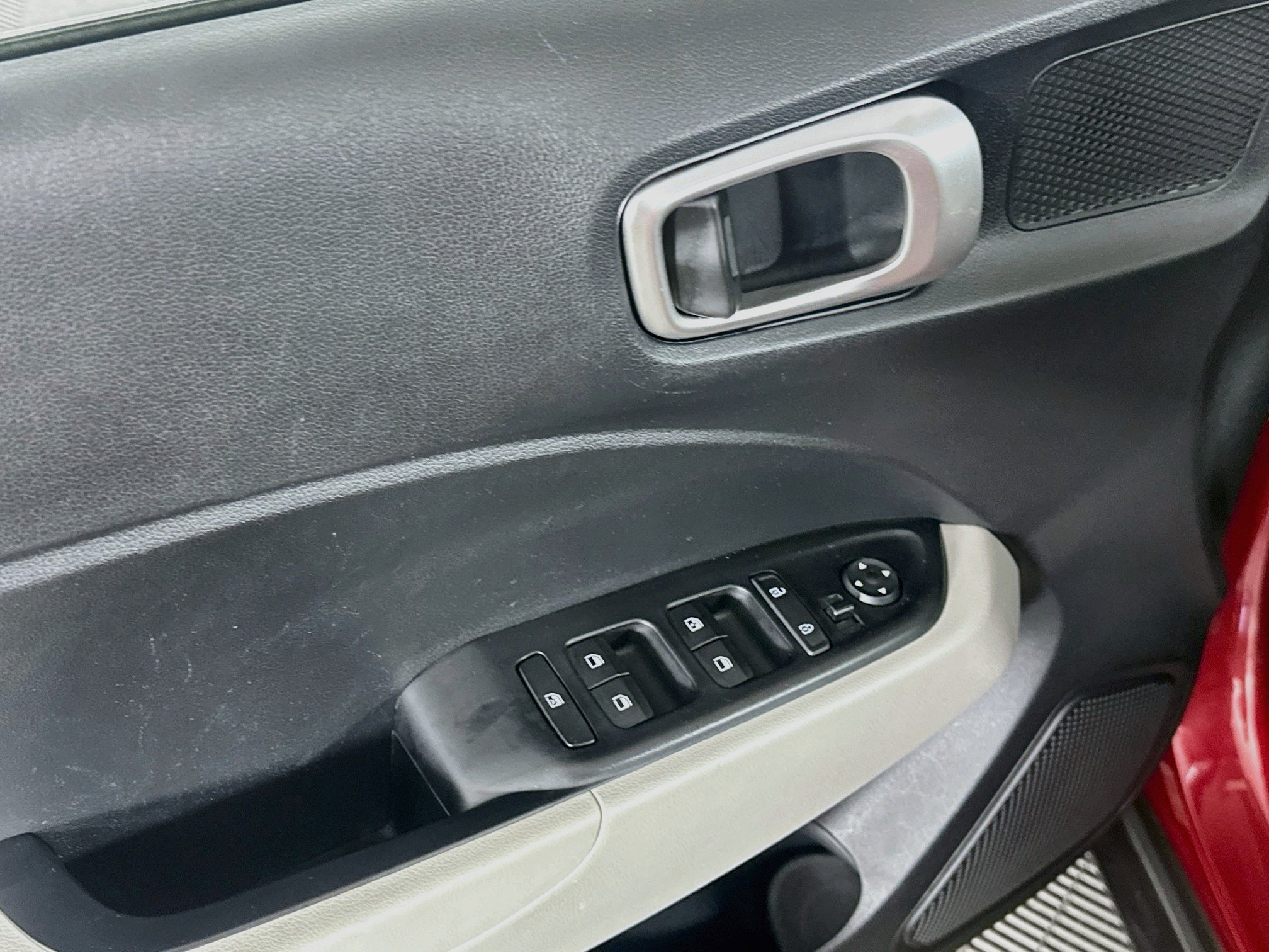 Used 2025 Hyundai Venue SEL FWD image 15