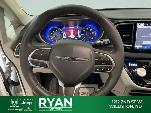 Used 2024 Chrysler Pacifica Touring-L image 16