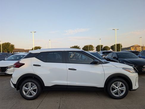 New 2025 Nissan Kicks Play S image 3