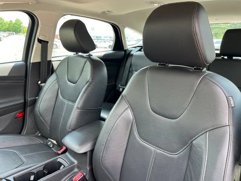 Used 2018 Ford Focus Titanium w/ Titanium Technology Package FWD image 13