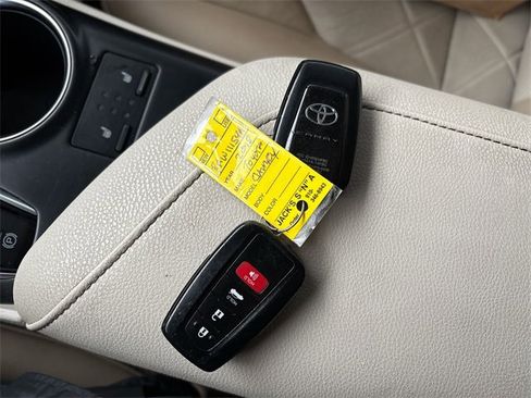 Used 2018 Toyota Camry XLE image 36