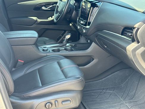 Used 2022 Chevrolet Traverse RS FWD image 13