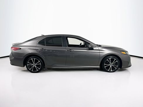 Used 2019 Toyota Camry SE FWD image 4