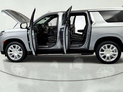 Used 2023 Chevrolet Suburban High Country AWD/4WD image 10