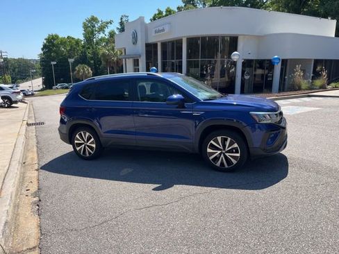 Used 2022 Volkswagen Taos SE image 2