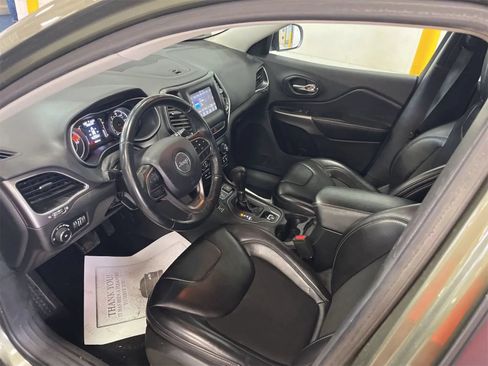 Used 2019 Jeep Cherokee Latitude Plus w/ Cold Weather Group AWD/4WD image 2