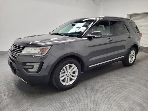 Used 2017 Ford Explorer XLT image 2