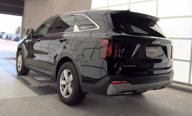 Used 2024 Kia Sorento LX FWD image 2