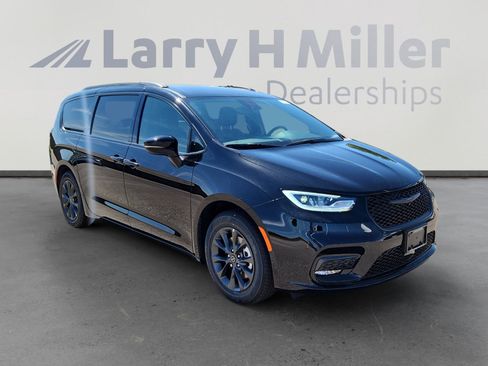 New 2025 Chrysler Pacifica Select w/ Fav Edition Package image 8