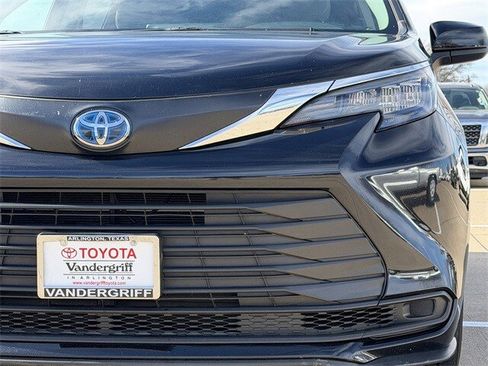 Used 2024 Toyota Sienna LE image 9