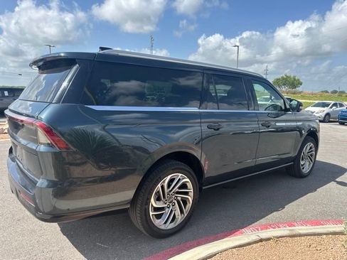 Used 2025 Lincoln Navigator L Reserve AWD/4WD image 3