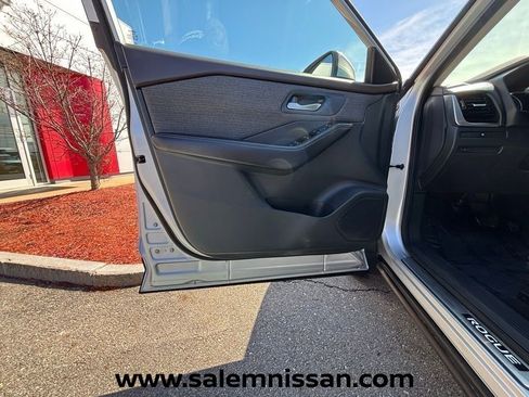 Used 2022 Nissan Rogue SV image 11