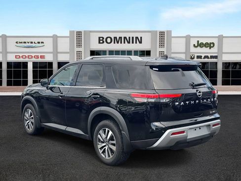 Used 2024 Nissan Pathfinder SL image 3