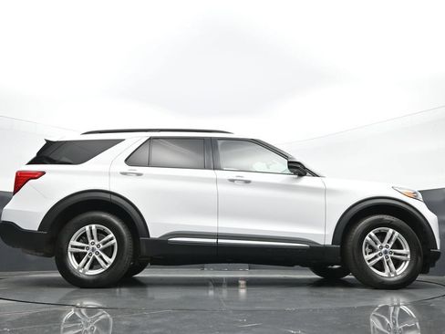 Used 2023 Ford Explorer XLT w/ Equipment Group 202A AWD/4WD image 43