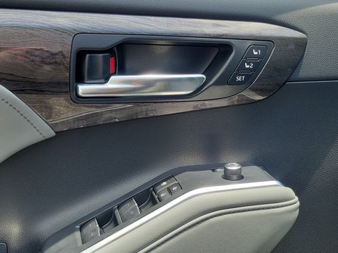 Certified 2024 Toyota Highlander Platinum FWD image 25