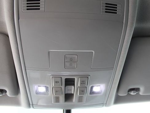 Used 2019 Volkswagen Tiguan SE image 29