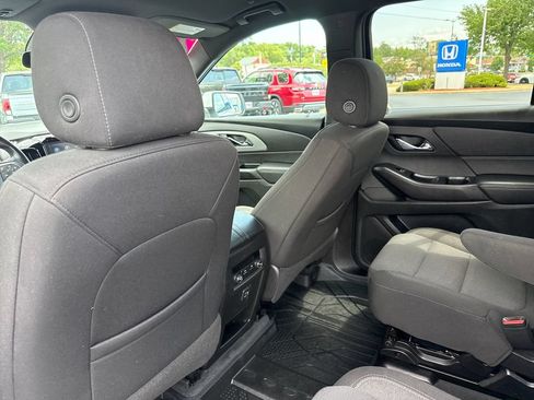 Used 2022 Chevrolet Traverse LT FWD image 20