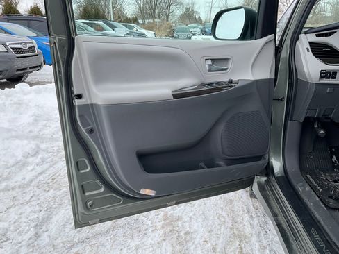 Used 2020 Toyota Sienna XLE w/ XLE Navigation Package image 16