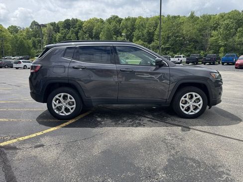 Used 2024 Jeep Compass Latitude AWD/4WD image 6