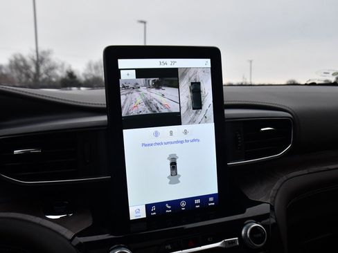 Used 2023 Ford Explorer Platinum w/ Technology Package image 28