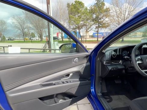 Used 2025 Hyundai Elantra SEL image 34