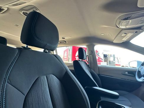 Used 2021 Chrysler Pacifica Touring FWD image 18