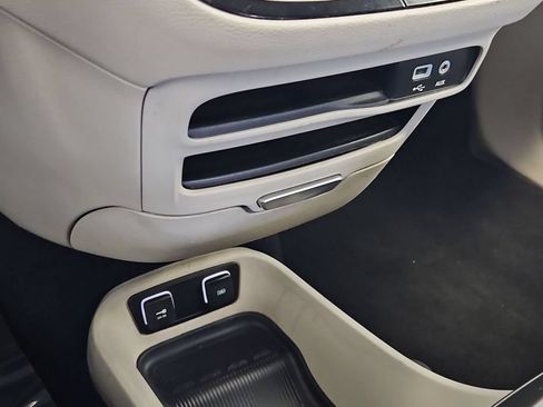 Used 2017 Chrysler Pacifica Touring-L FWD image 35