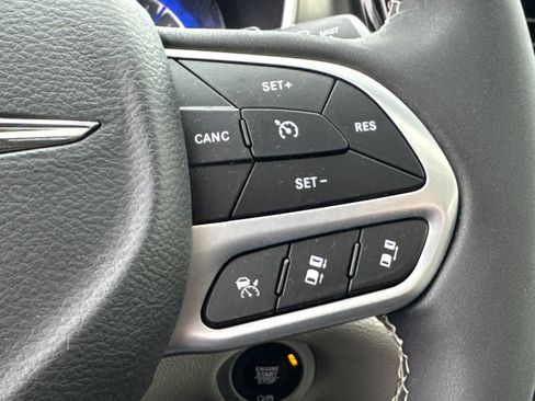 Used 2023 Chrysler Pacifica Touring-L image 21