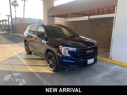 Used 2023 GMC Terrain SLE w/ Driver Convenience Package image 3
