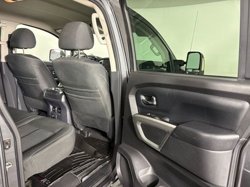 Used 2017 Nissan Titan SV image 33