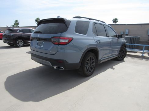 Used 2024 Honda Pilot Touring image 3
