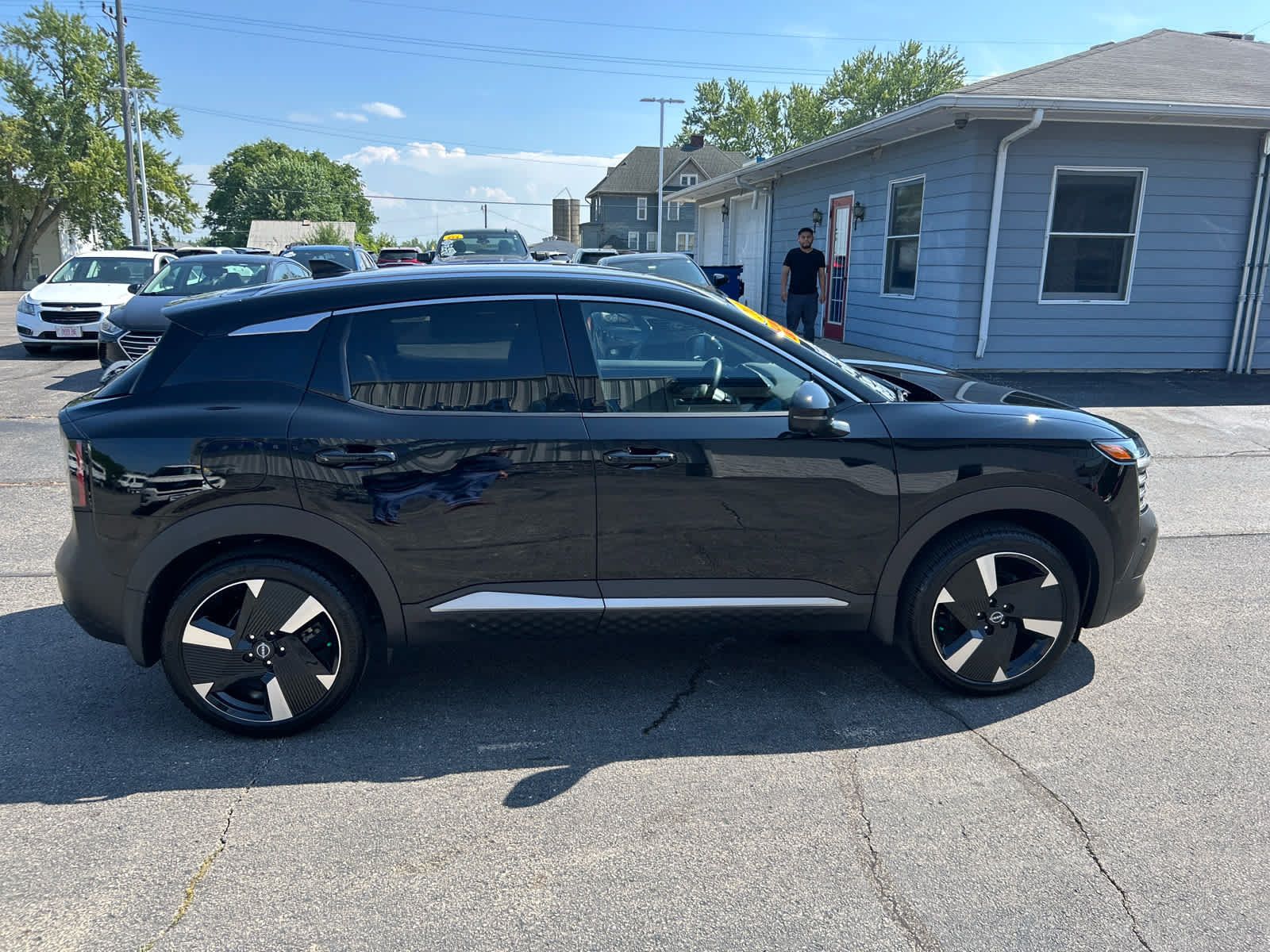 Used 2025 Nissan Kicks SR AWD/4WD image 2
