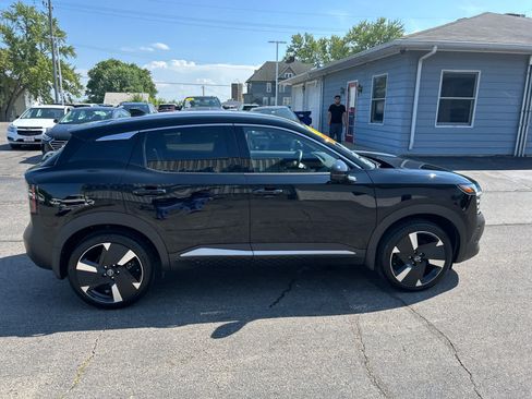 Used 2025 Nissan Kicks SR AWD/4WD image 2