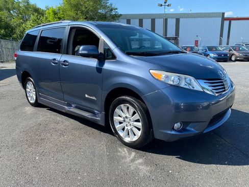 Used 2013 Toyota Sienna XLE w/ Premium Pkg image 3