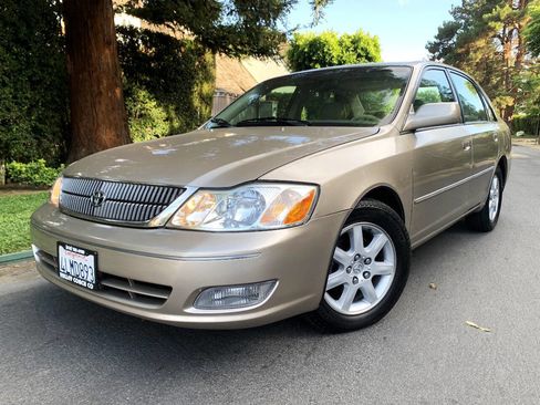 Used 2000 Toyota Avalon XLS image 2