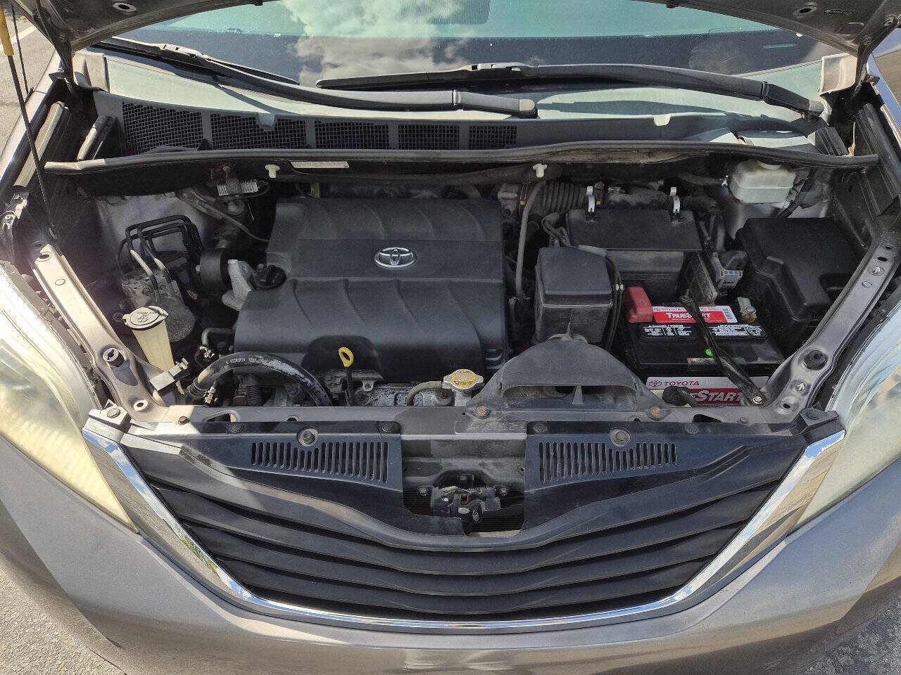 Used 2014 Toyota Sienna LE FWD image 29