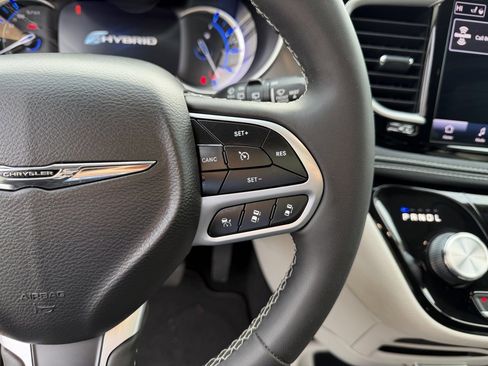 Used 2022 Chrysler Pacifica Touring-L image 19